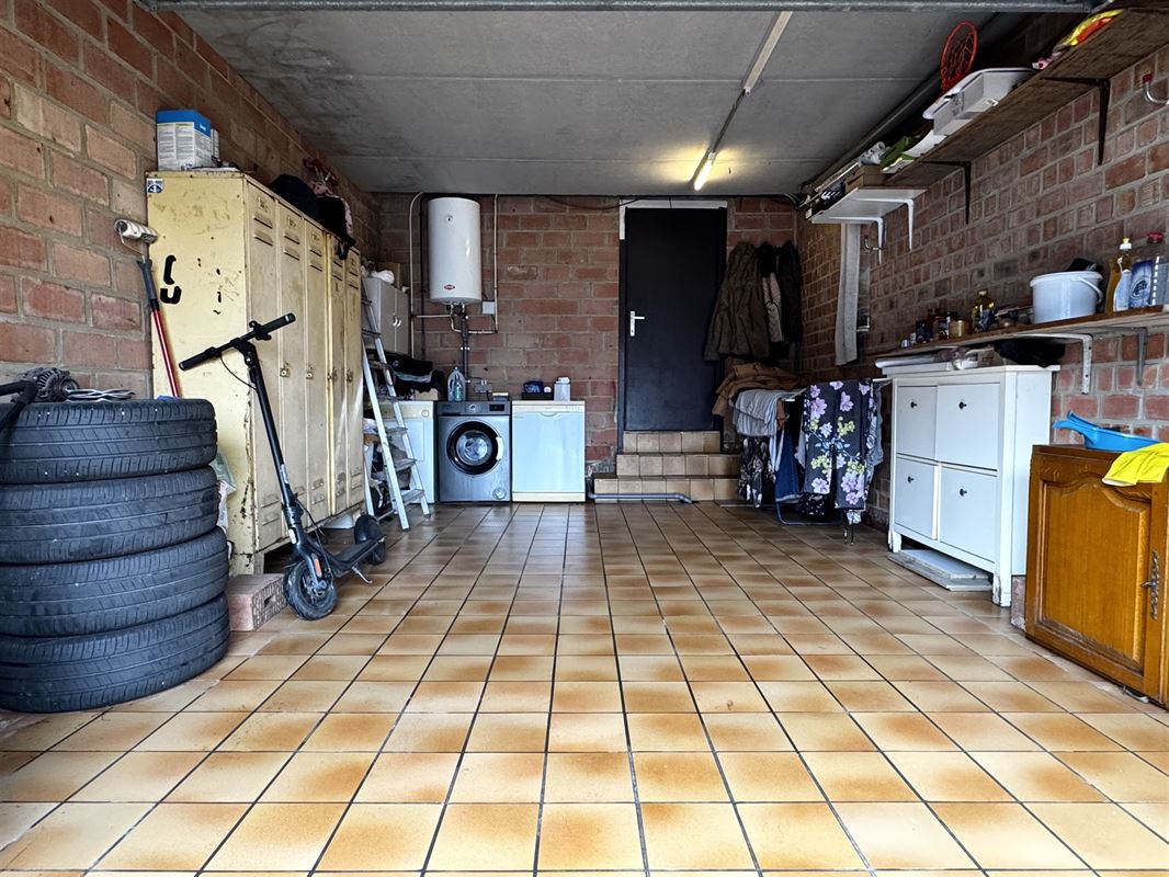 MAISON AVEC 2 GARAGES, STUDIO et JARDIN!