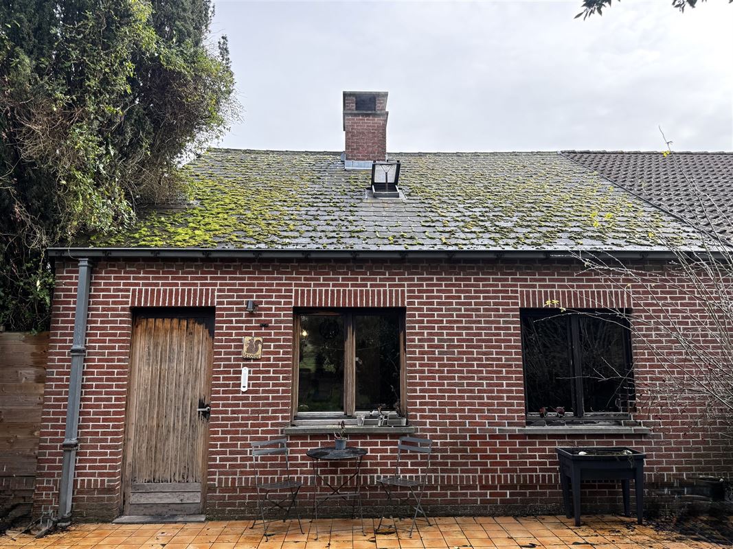 MAISON AVEC 2 GARAGES, STUDIO et JARDIN!