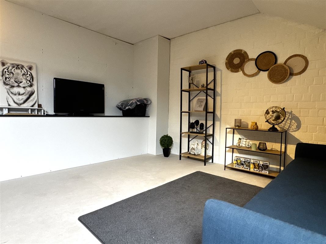 MAISON AVEC 2 GARAGES, STUDIO et JARDIN!