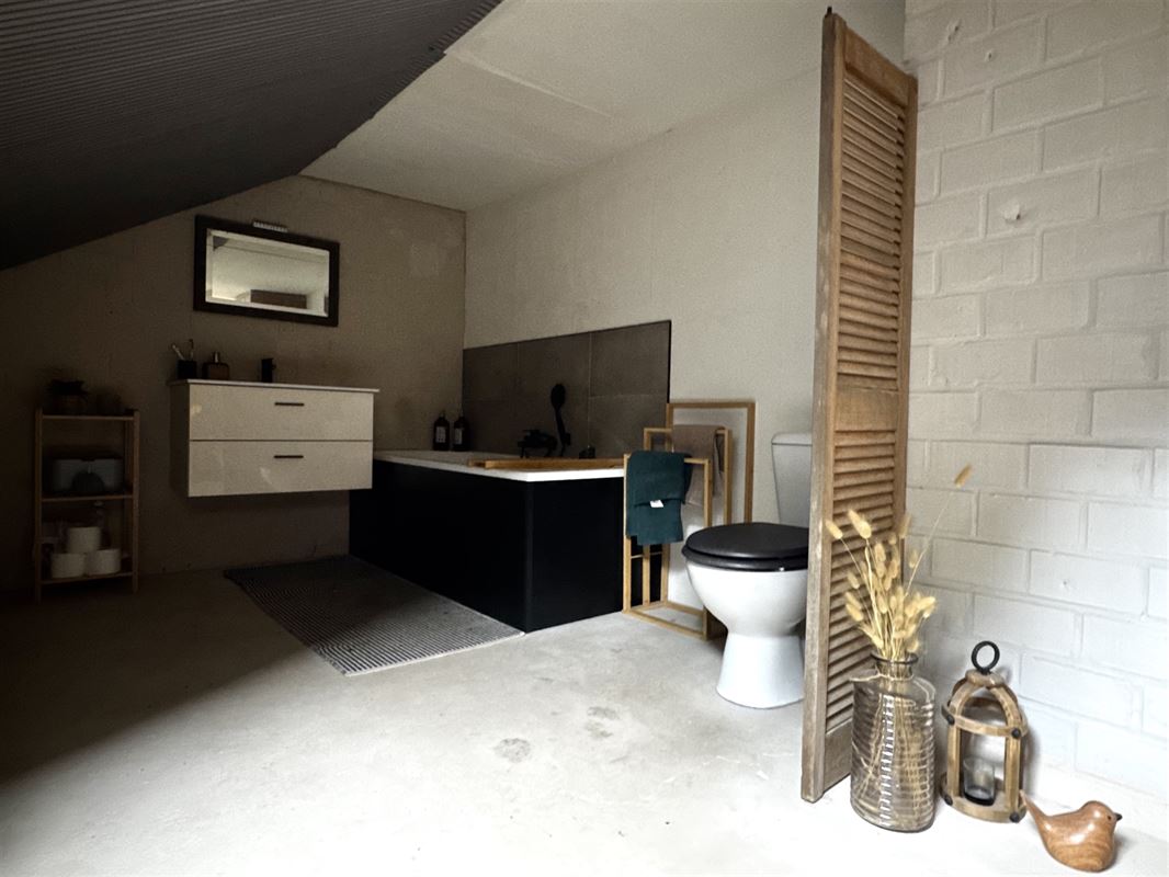 MAISON AVEC 2 GARAGES, STUDIO et JARDIN!