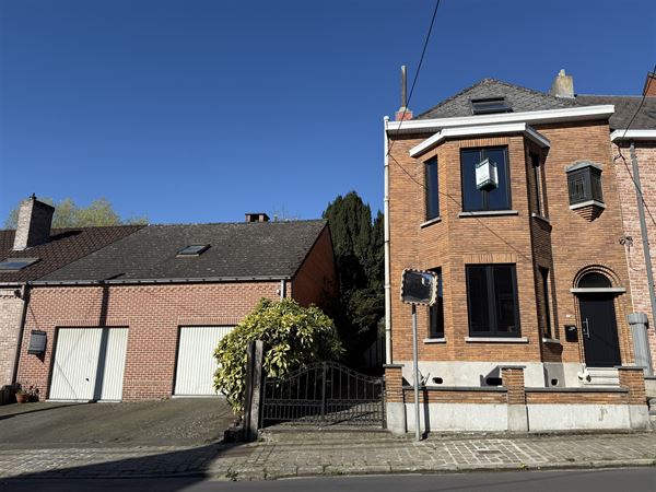MAISON AVEC 2 GARAGES, STUDIO et JARDIN!