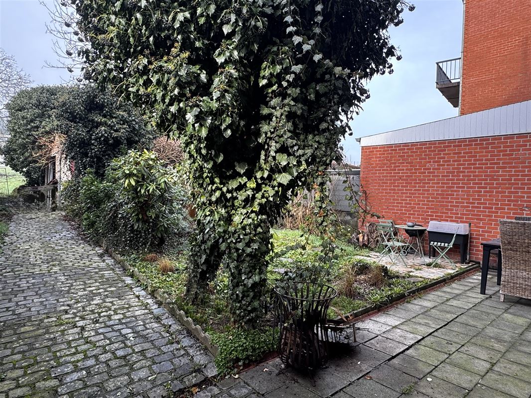 MAISON AVEC 2 GARAGES, STUDIO et JARDIN!