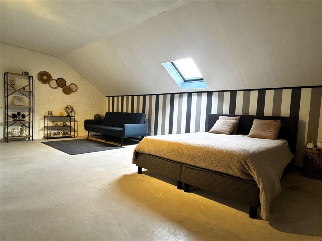 MAISON AVEC 2 GARAGES, STUDIO et JARDIN!