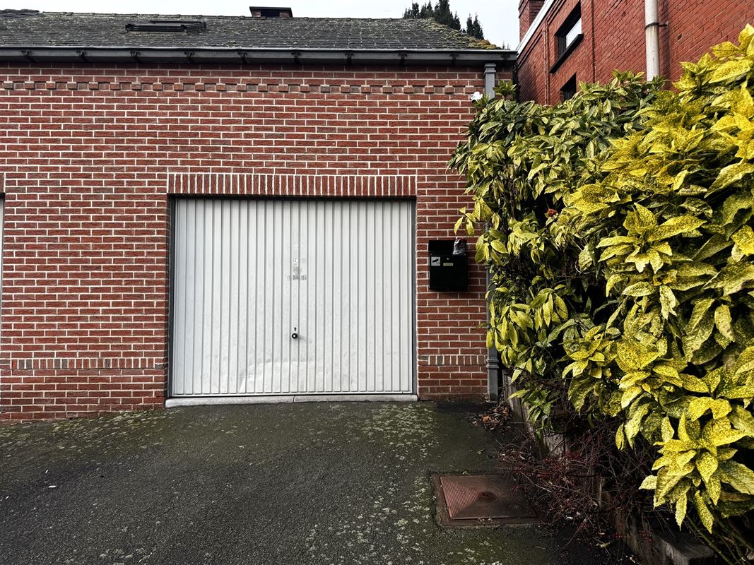 MAISON AVEC 2 GARAGES, STUDIO et JARDIN!