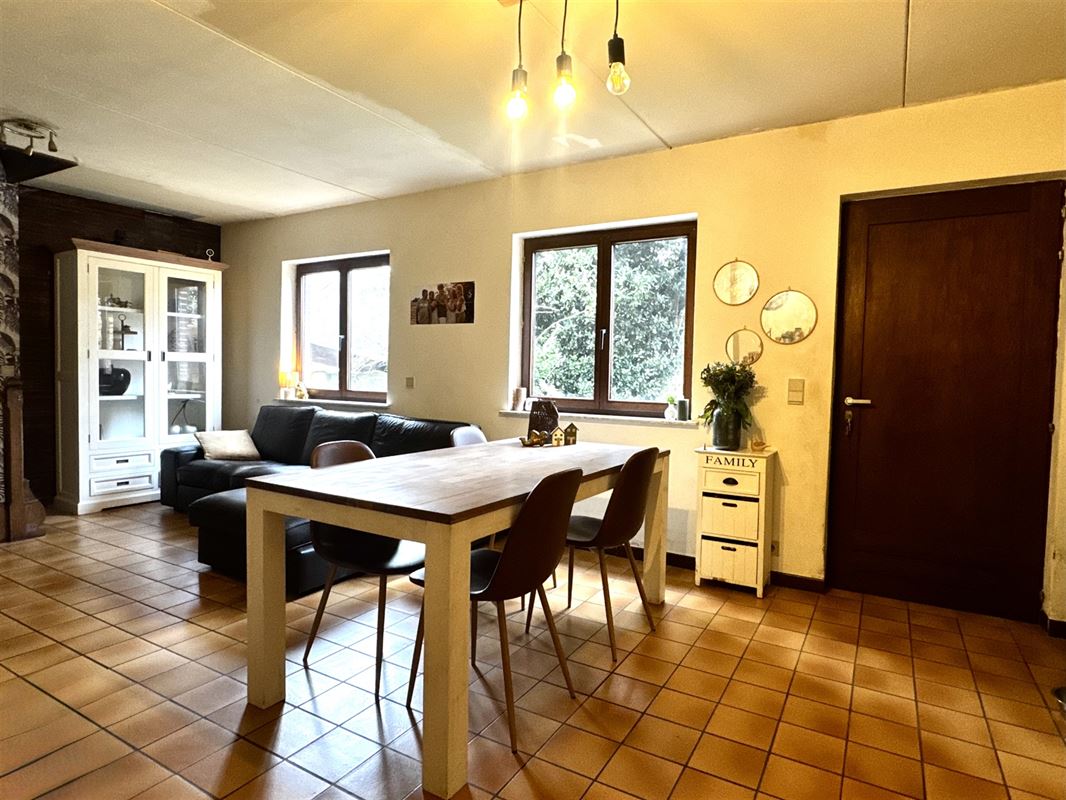 MAISON AVEC 2 GARAGES, STUDIO et JARDIN!