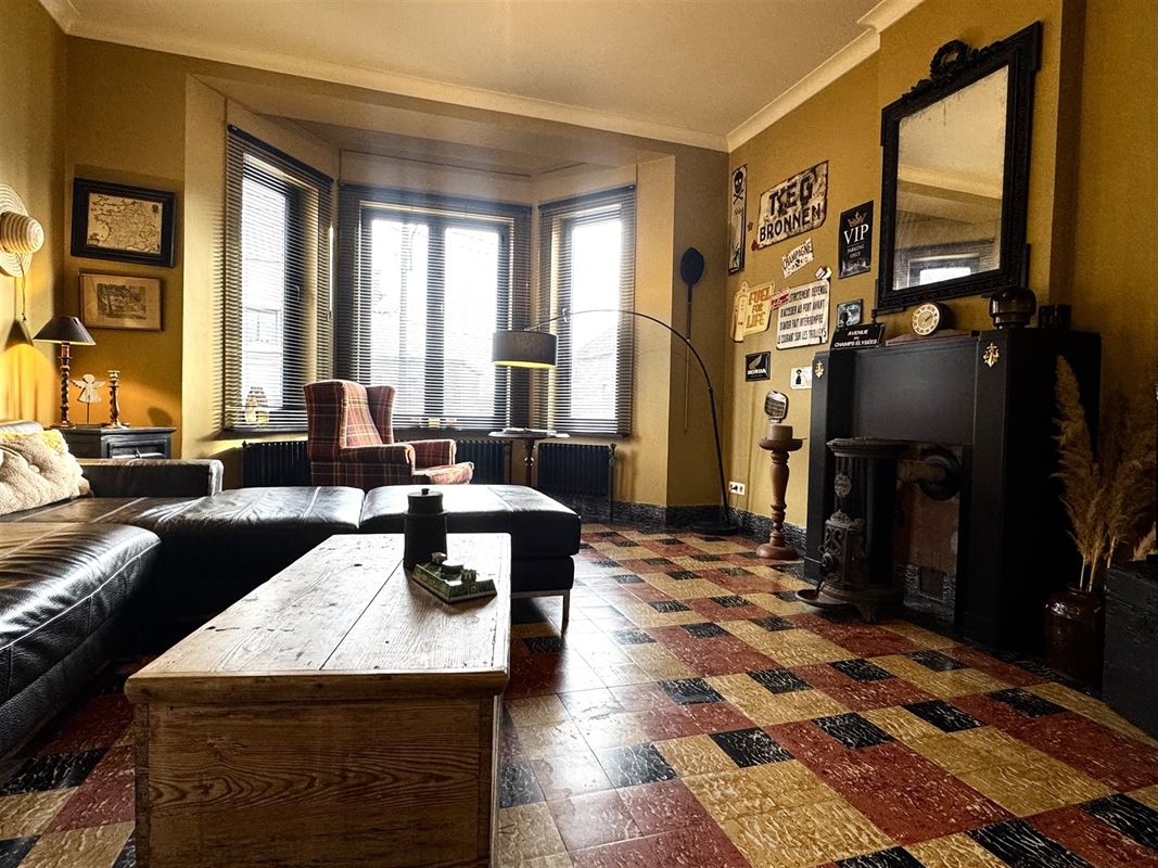 MAISON AVEC 2 GARAGES, STUDIO et JARDIN!