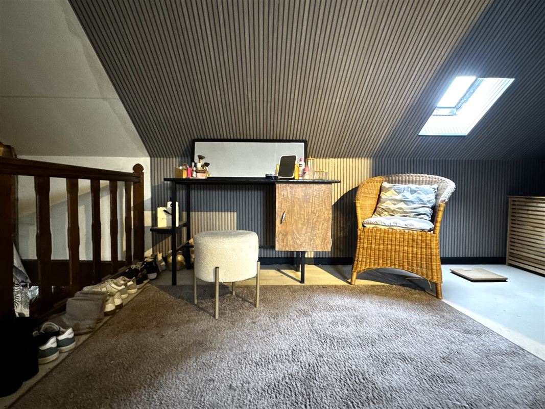 MAISON AVEC 2 GARAGES, STUDIO et JARDIN!