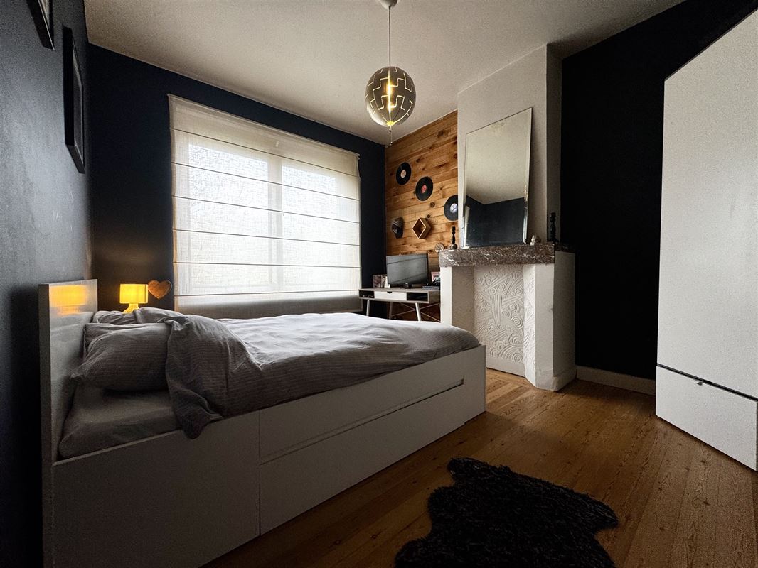 MAISON AVEC 2 GARAGES, STUDIO et JARDIN!