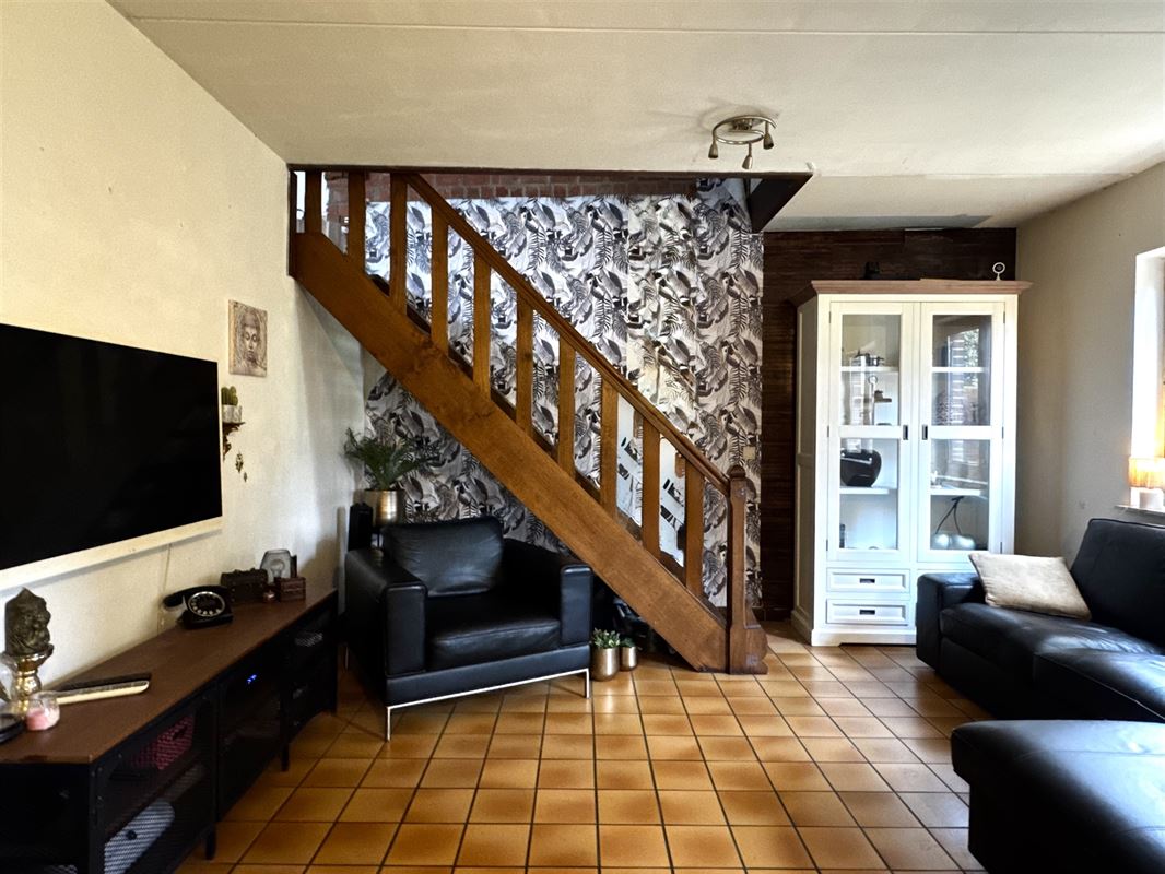 MAISON AVEC 2 GARAGES, STUDIO et JARDIN!