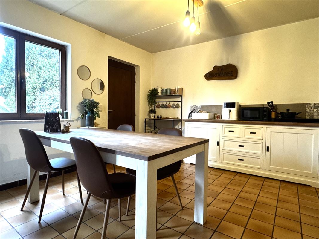 MAISON AVEC 2 GARAGES, STUDIO et JARDIN!