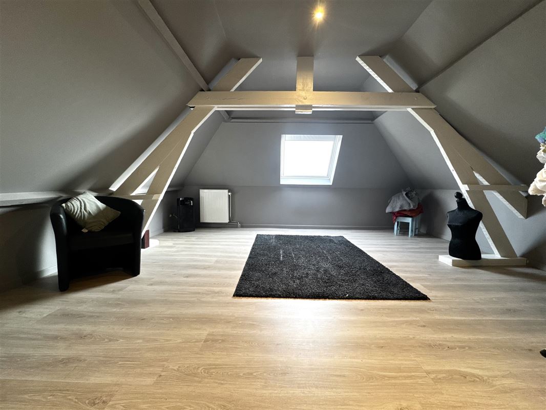 MAISON AVEC 2 GARAGES, STUDIO et JARDIN!