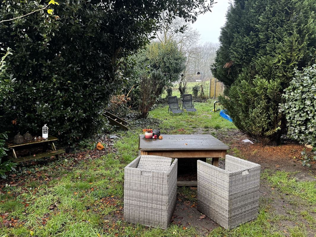 MAISON AVEC 2 GARAGES, STUDIO et JARDIN!