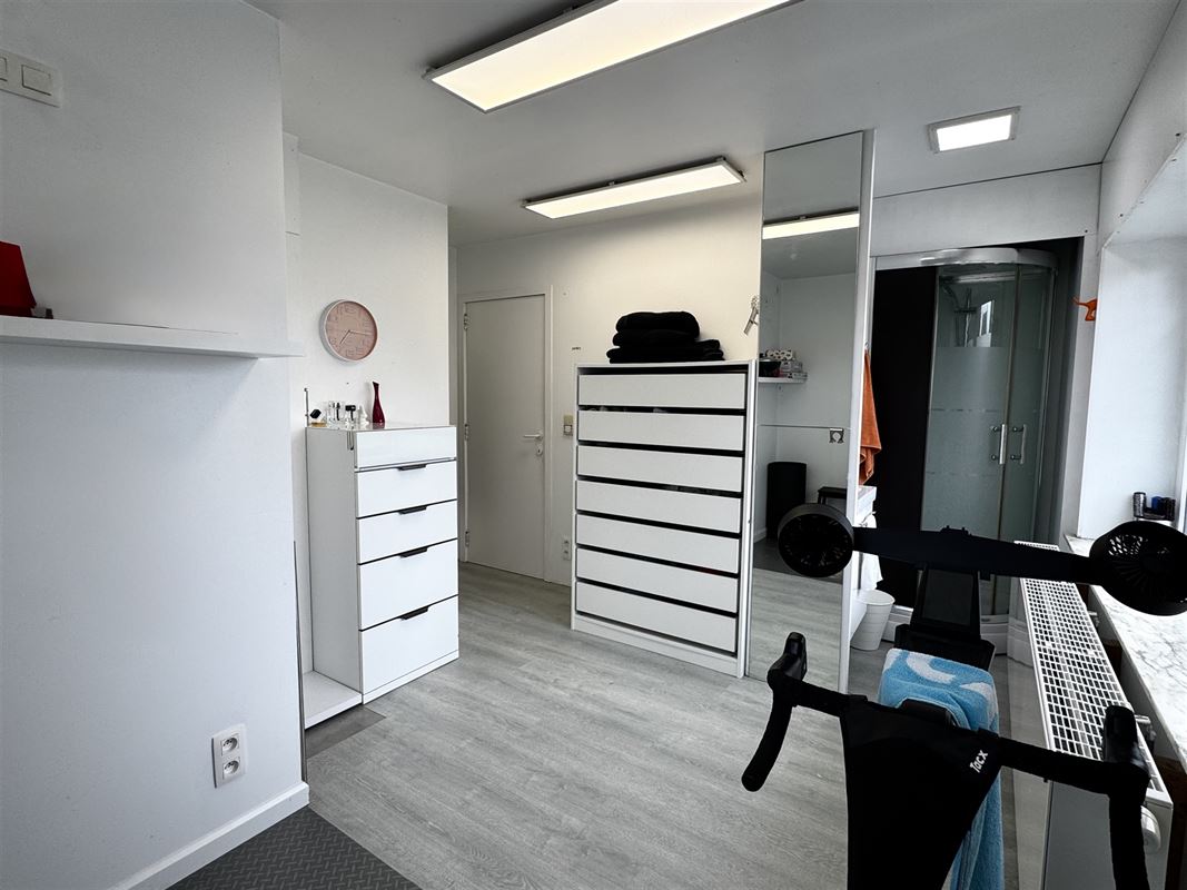 Propriété unique - habitation et de deux studios!