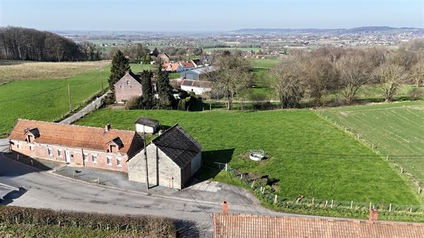 GOEDGELEGEN TE RENOVEREN HOEVE MET TUIN, WEIDE EN SCHUUR!