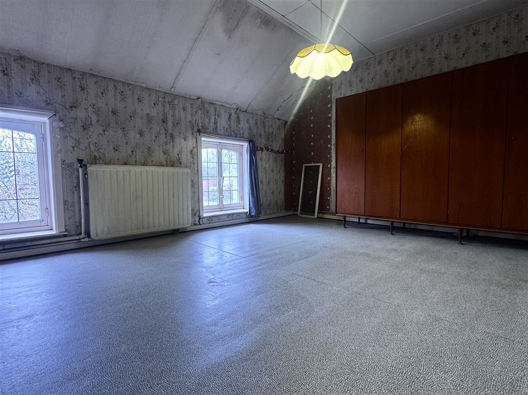 TE RENOVEREN WONING MET 2 GARAGES EN TUIN!