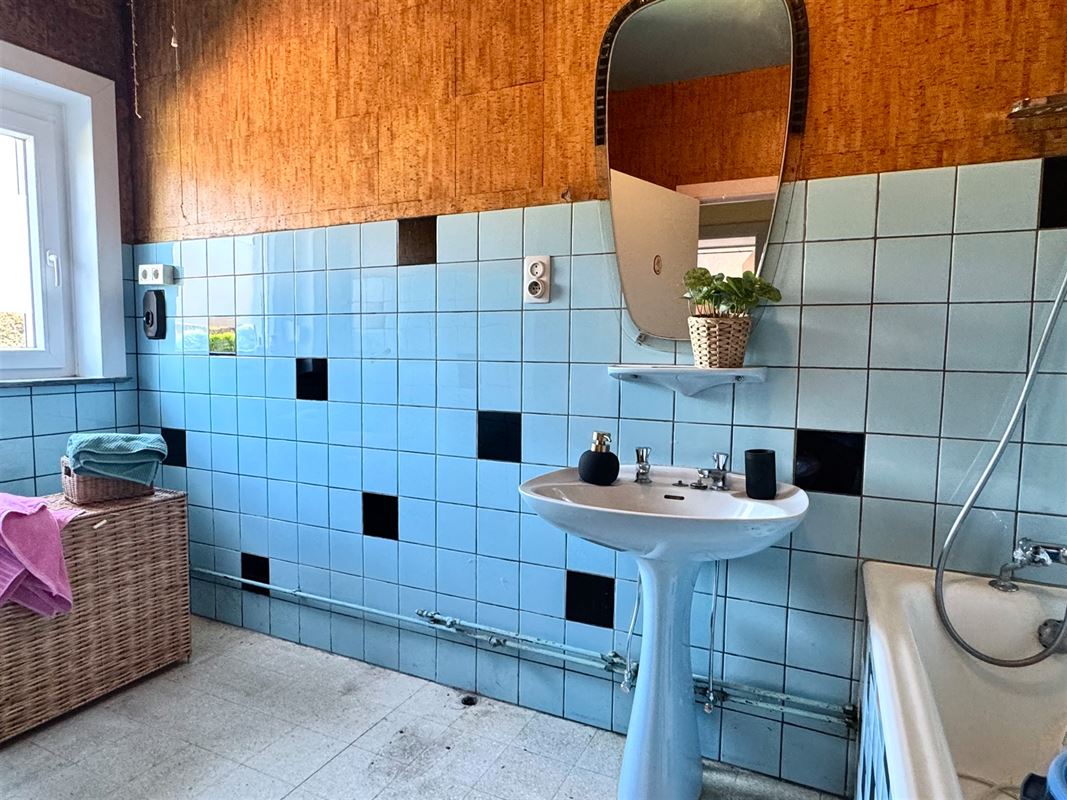TE RENOVEREN WONING MET 2 GARAGES EN TUIN!