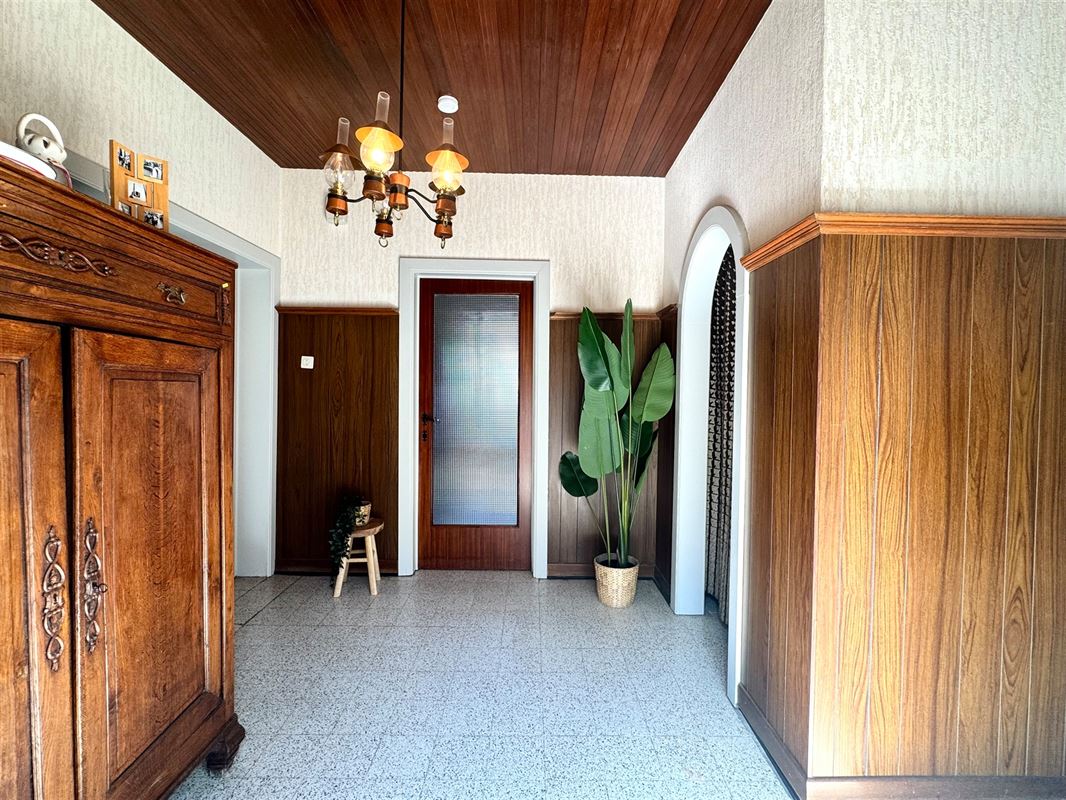 TE RENOVEREN WONING MET 2 GARAGES EN TUIN!