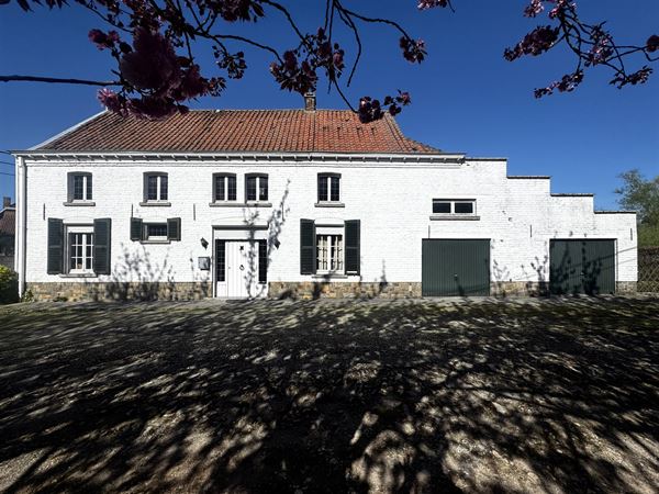 MAISON SPACIEUSE AVEC 4 CHAMBRES, 2 GARAGES ET JARDIN!