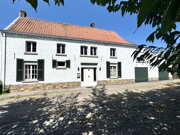 TE RENOVEREN WONING MET 2 GARAGES EN TUIN!