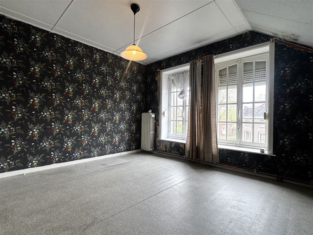 TE RENOVEREN WONING MET 2 GARAGES EN TUIN!