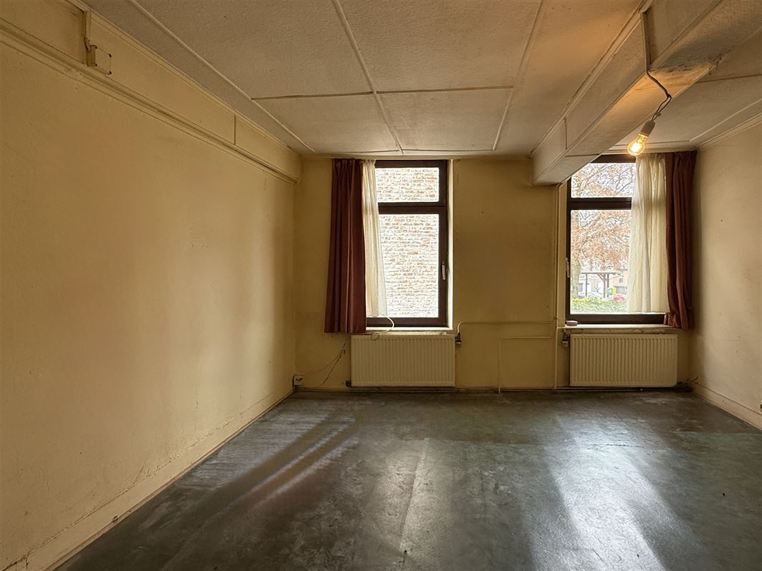 Ruime woning, ideaal gelegen op de markt van Flobecq