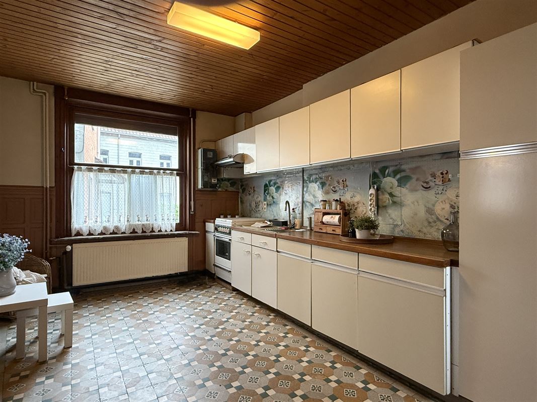 Ruime woning, ideaal gelegen op de markt van Flobecq