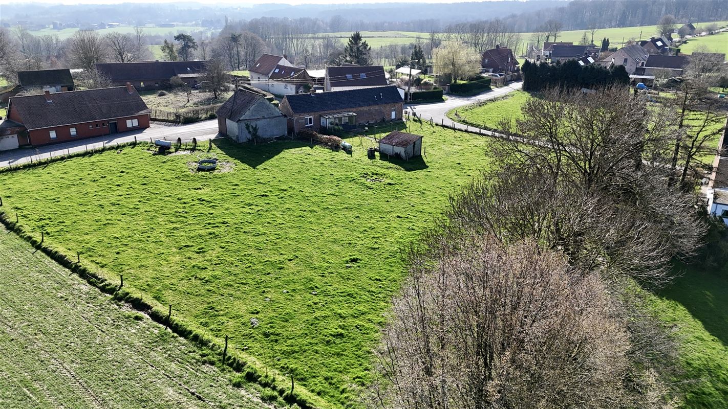 GOEDGELEGEN TE RENOVEREN HOEVE MET TUIN, WEIDE EN SCHUUR!