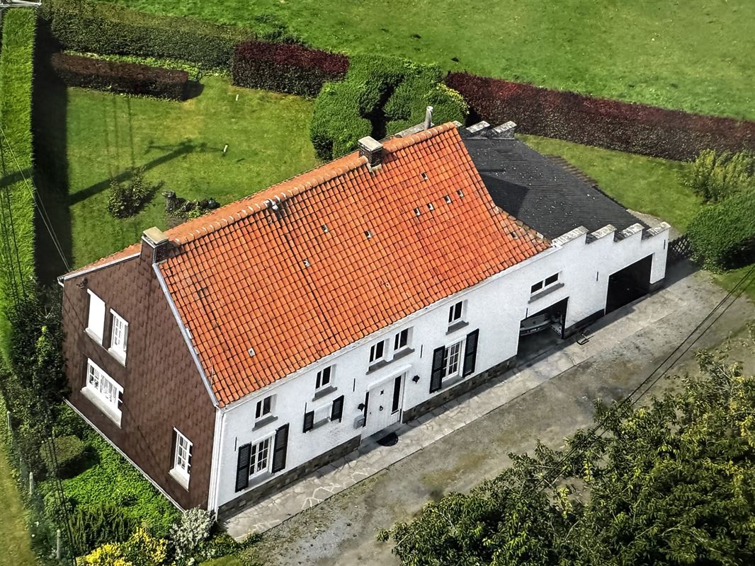 TE RENOVEREN WONING MET 2 GARAGES EN TUIN!