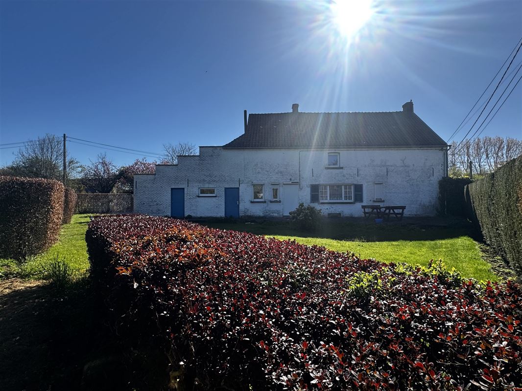 TE RENOVEREN WONING MET 2 GARAGES EN TUIN!