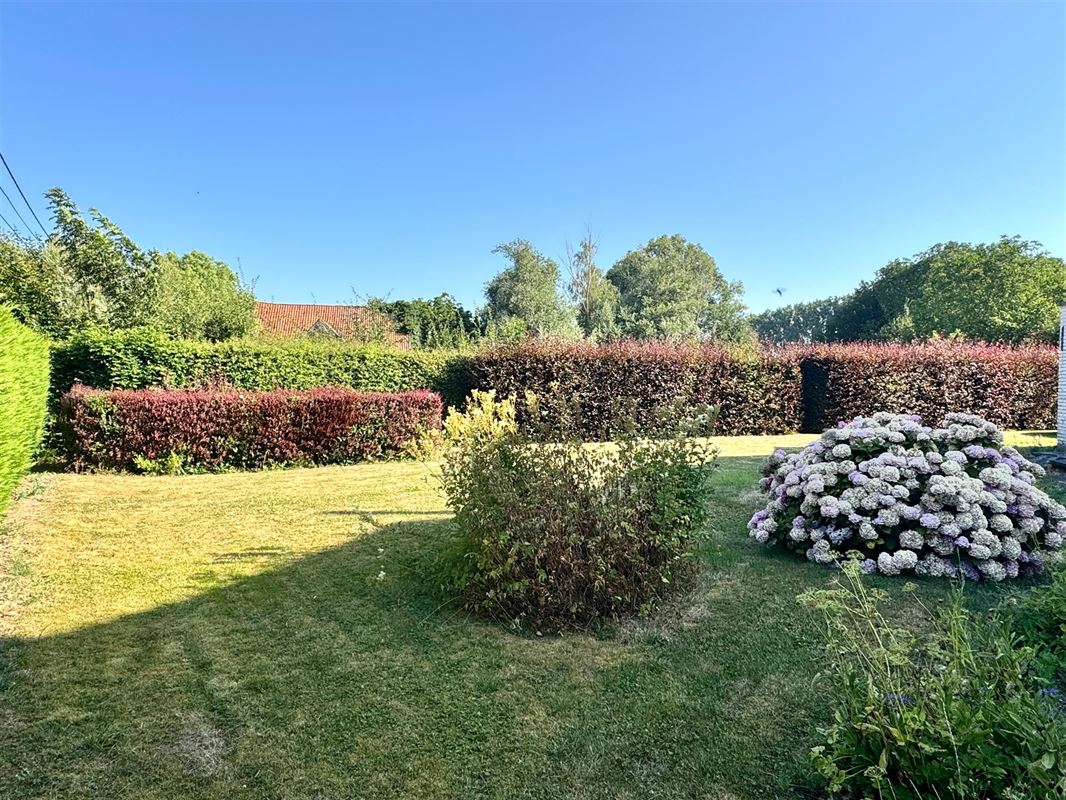TE RENOVEREN WONING MET 2 GARAGES EN TUIN!