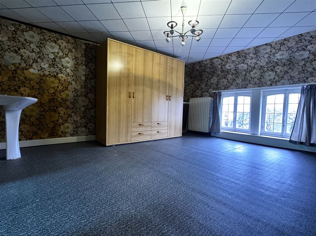 TE RENOVEREN WONING MET 2 GARAGES EN TUIN!