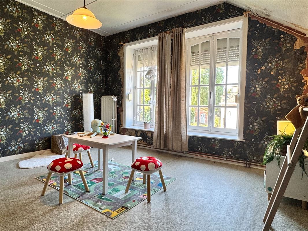 TE RENOVEREN WONING MET 2 GARAGES EN TUIN!