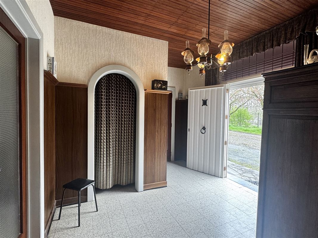 TE RENOVEREN WONING MET 2 GARAGES EN TUIN!