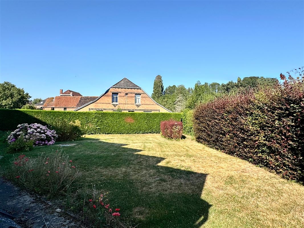 TE RENOVEREN WONING MET 2 GARAGES EN TUIN!