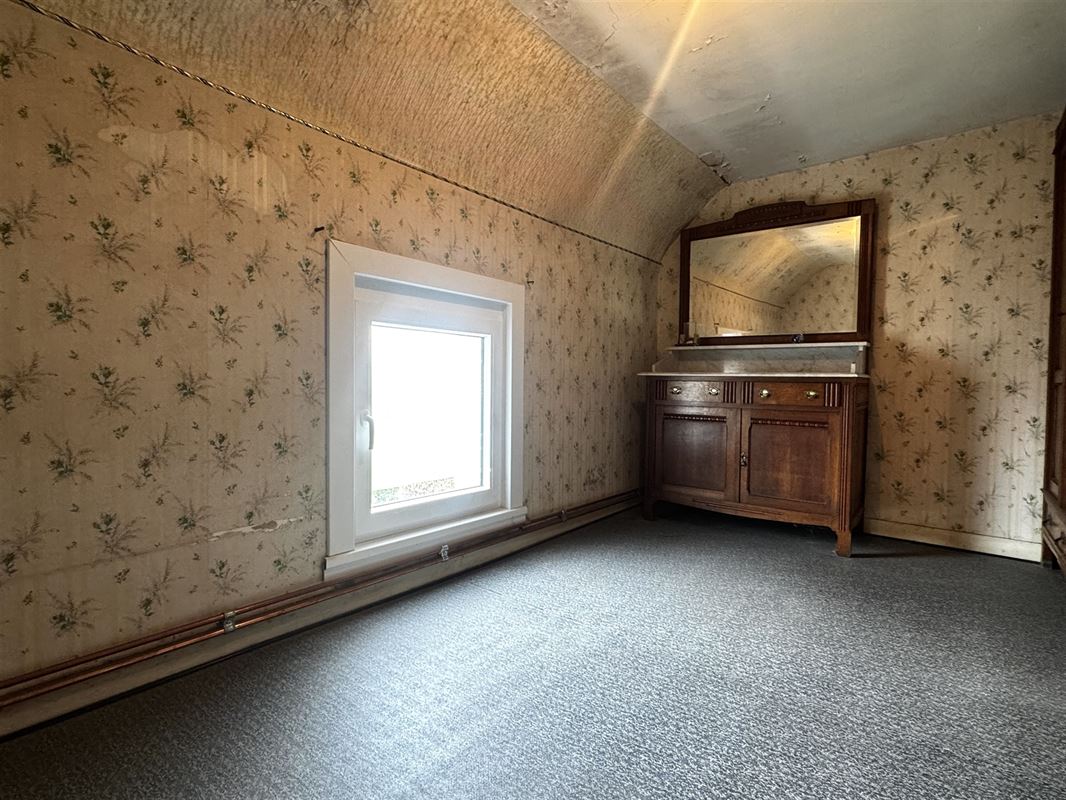 TE RENOVEREN WONING MET 2 GARAGES EN TUIN!
