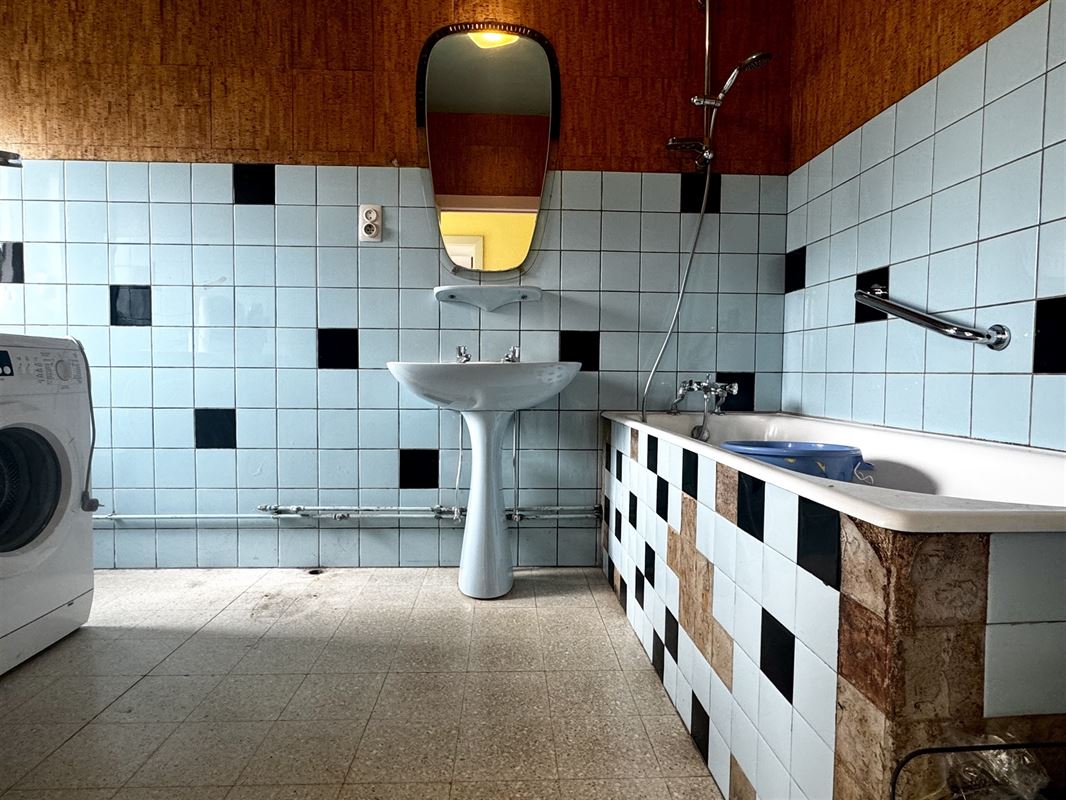 TE RENOVEREN WONING MET 2 GARAGES EN TUIN!