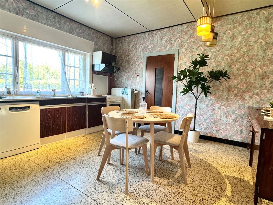 TE RENOVEREN WONING MET 2 GARAGES EN TUIN!
