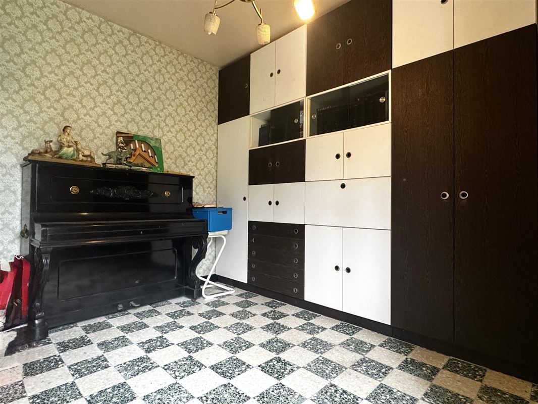 TE RENOVEREN WONING MET 2 GARAGES EN TUIN!