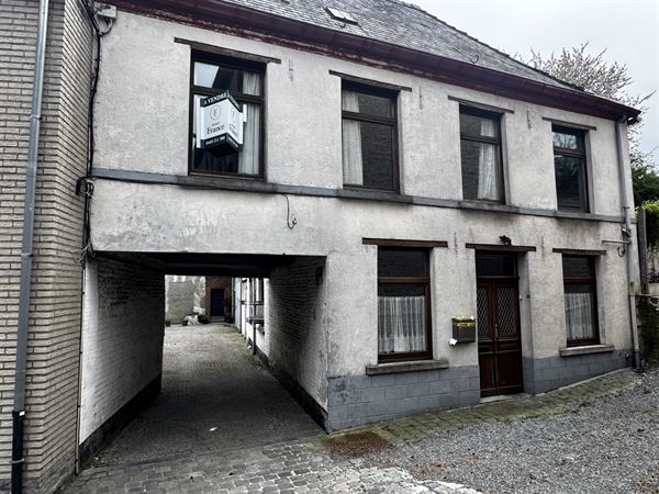 Ruime woning, ideaal gelegen op de markt van Flobecq