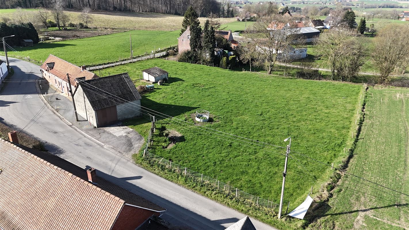 GOEDGELEGEN TE RENOVEREN HOEVE MET TUIN, WEIDE EN SCHUUR!