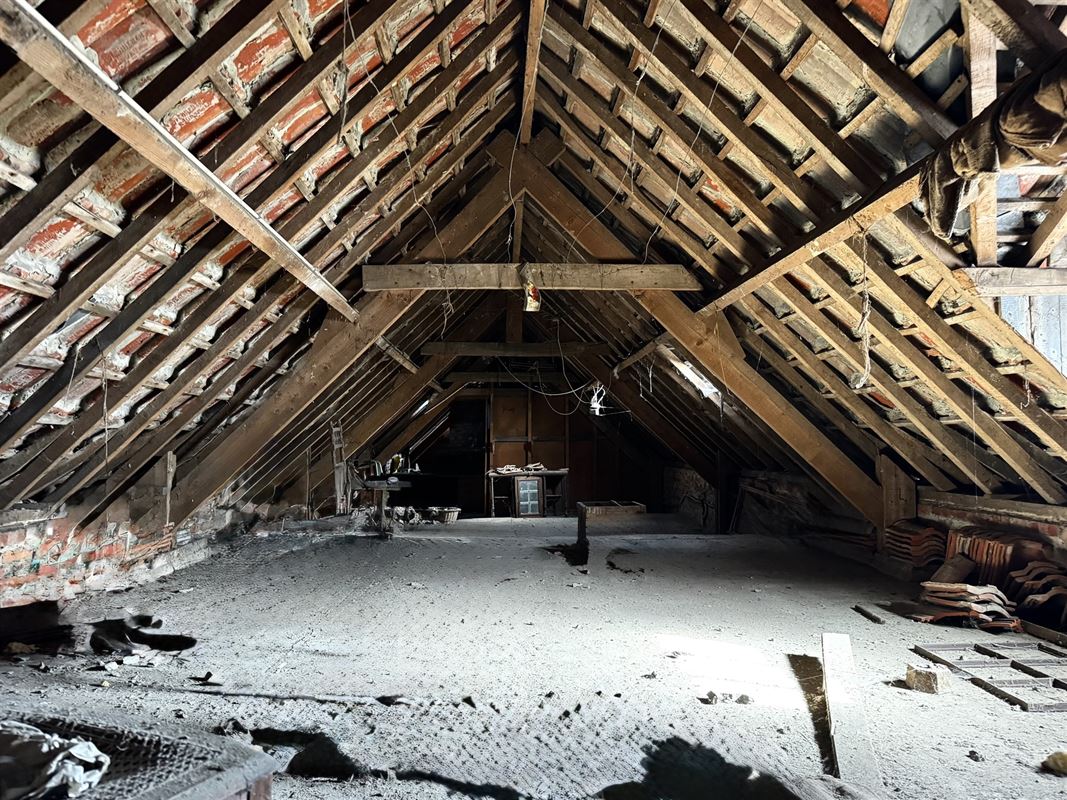 GOEDGELEGEN TE RENOVEREN HOEVE MET TUIN, WEIDE EN SCHUUR!
