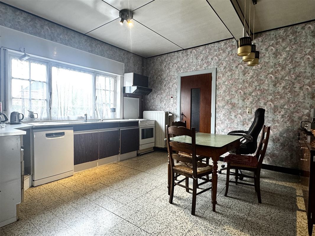 TE RENOVEREN WONING MET 2 GARAGES EN TUIN!