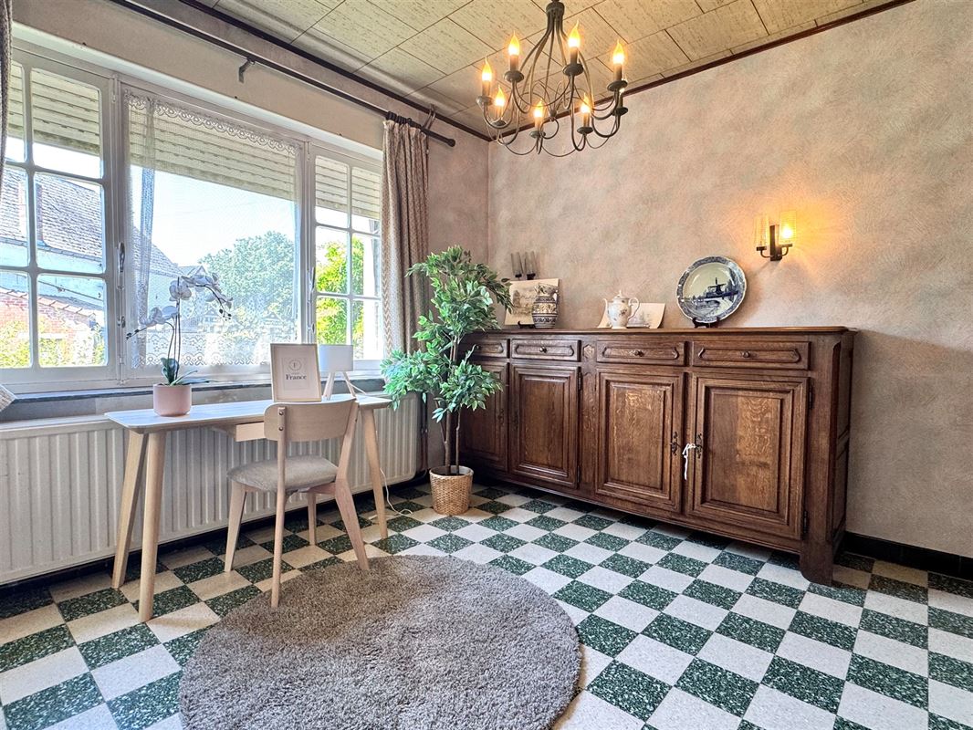TE RENOVEREN WONING MET 2 GARAGES EN TUIN!