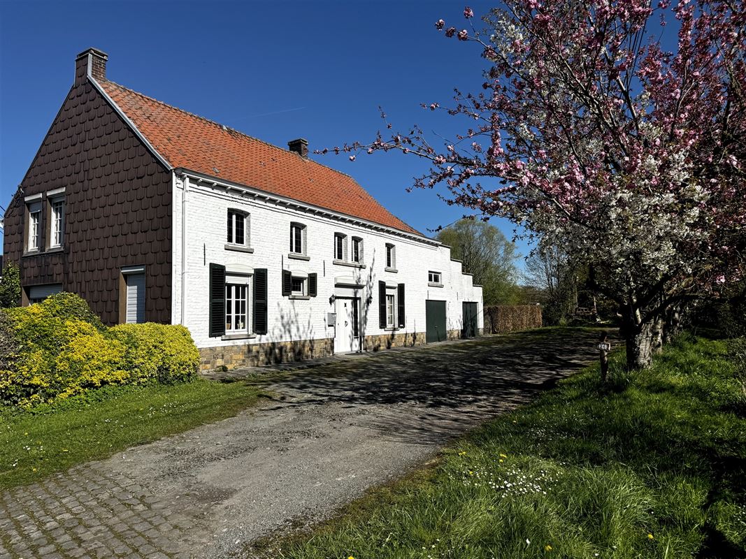 TE RENOVEREN WONING MET 2 GARAGES EN TUIN!