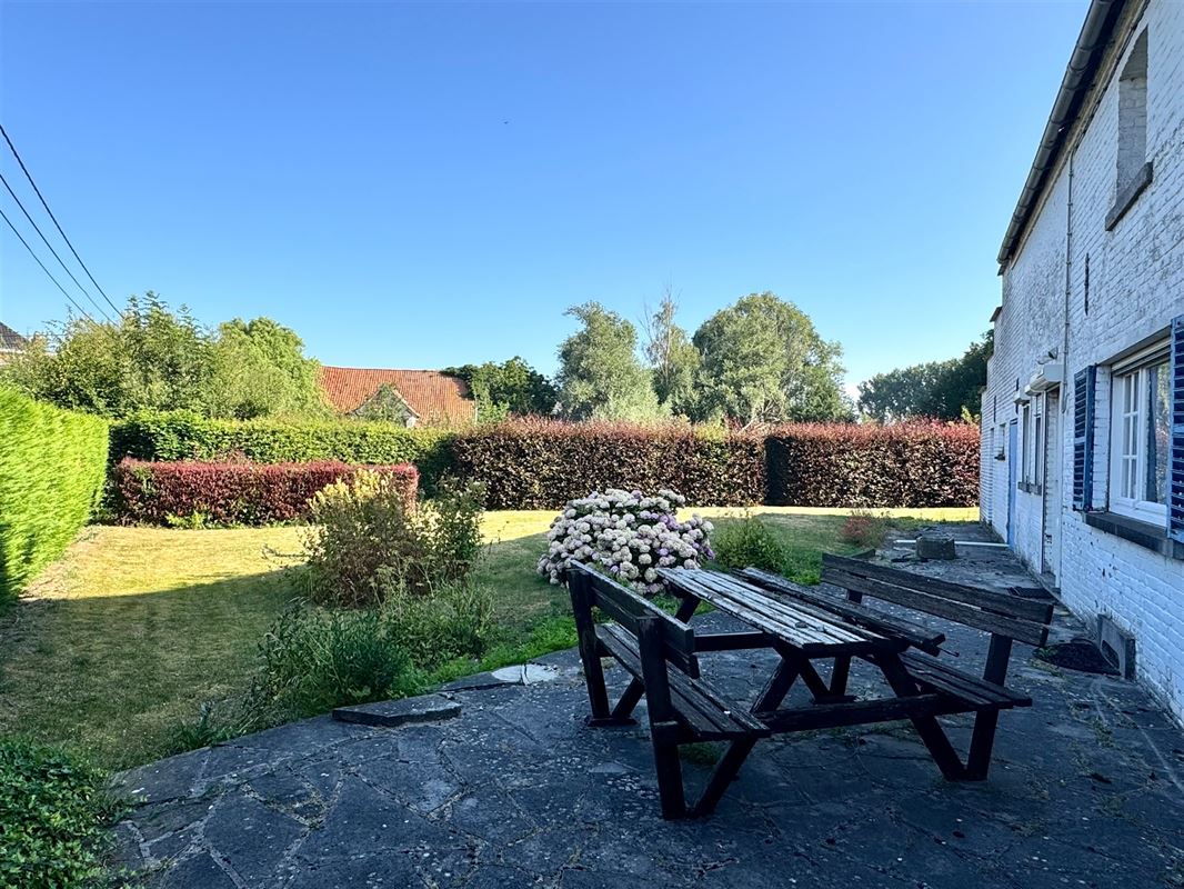 TE RENOVEREN WONING MET 2 GARAGES EN TUIN!