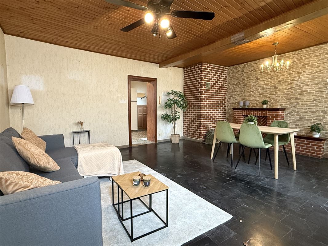 Ruime woning, ideaal gelegen op de markt van Flobecq