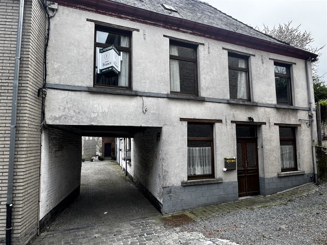 Ruime woning, ideaal gelegen op de markt van Flobecq