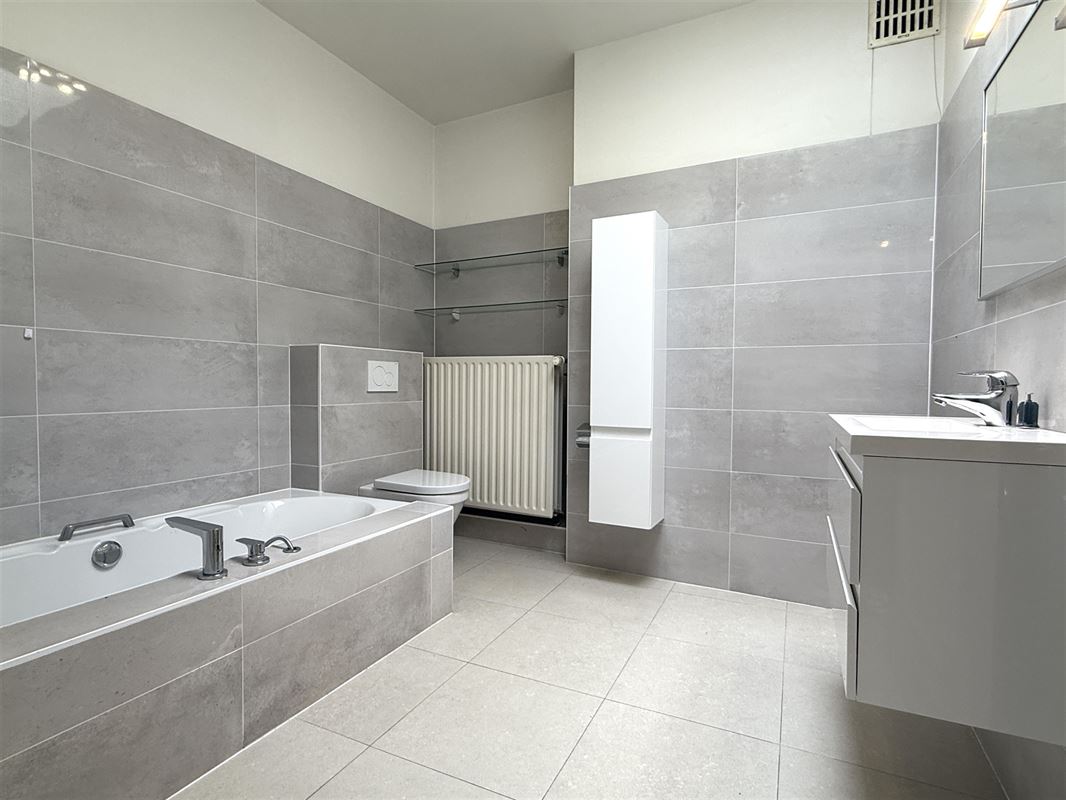 RUIM APPARTEMENT MET 2 SLAAPKAMERS IN STADSCENTRUM!