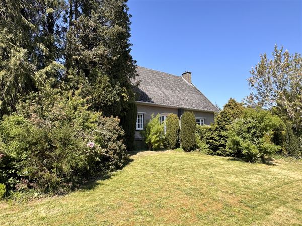 Charmante maison avec garage et jardin de 2.700m2.