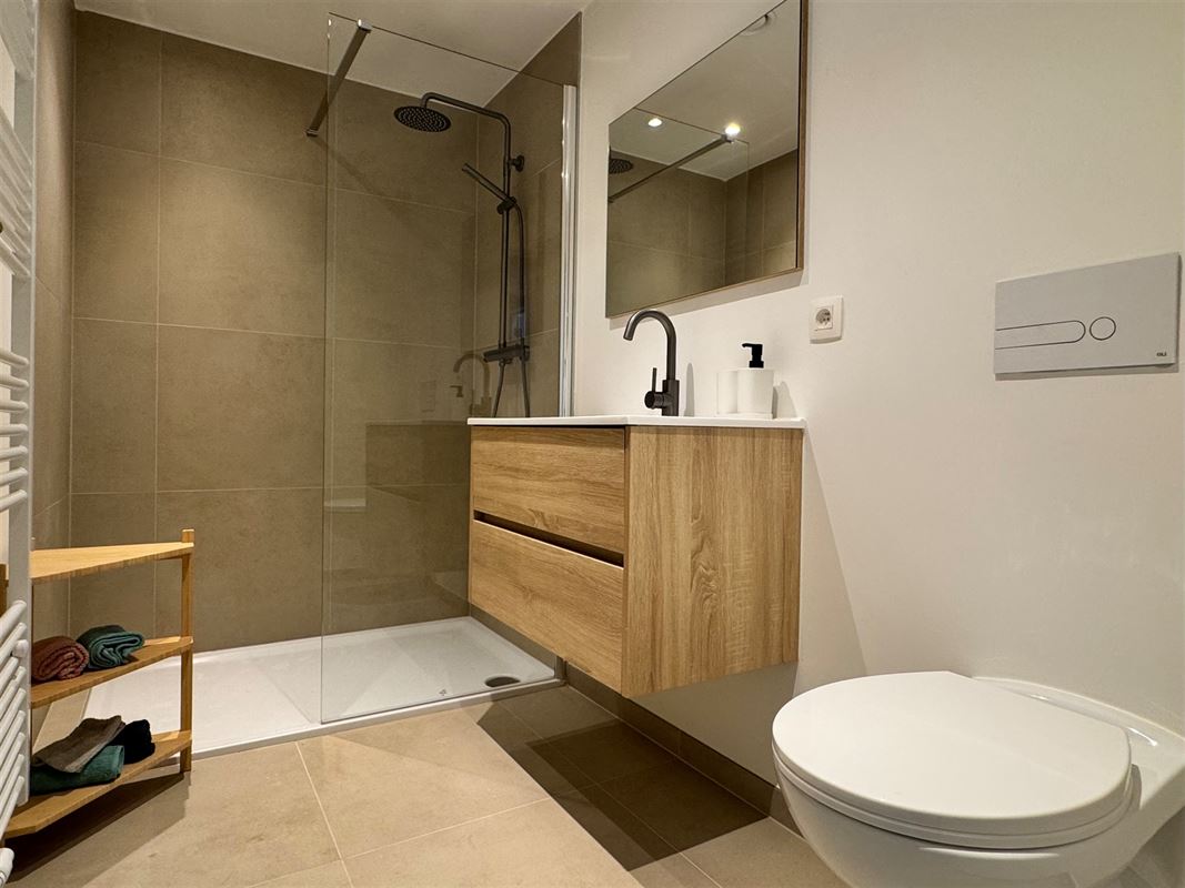 MAISON ENTIEREMENT RENOVEE AVEC 2 CHAMBRES ET TERRASSE!